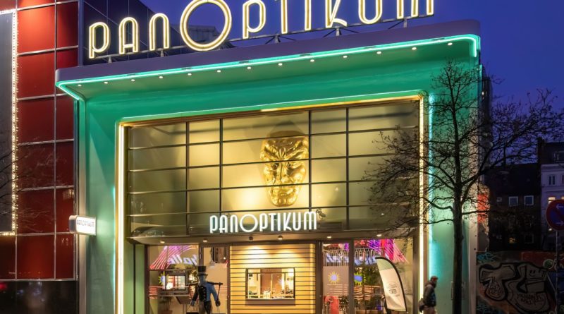 Wachsfigurenkabinett Panoptikum in Hamburg - die Fassade bei Nacht