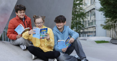 2 Jungs und ein Mädchen lesen das Buch zum Welttag des Buches 2026