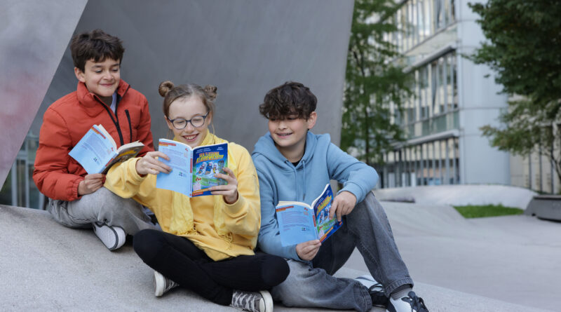 2 Jungs und ein Mädchen lesen das Buch zum Welttag des Buches 2026